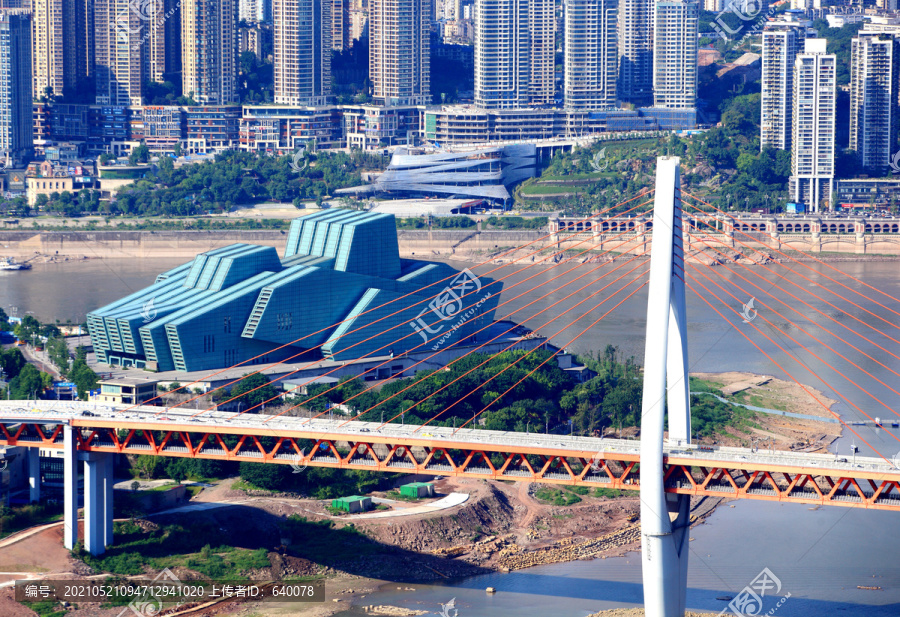 重庆科技馆和千厮门大桥