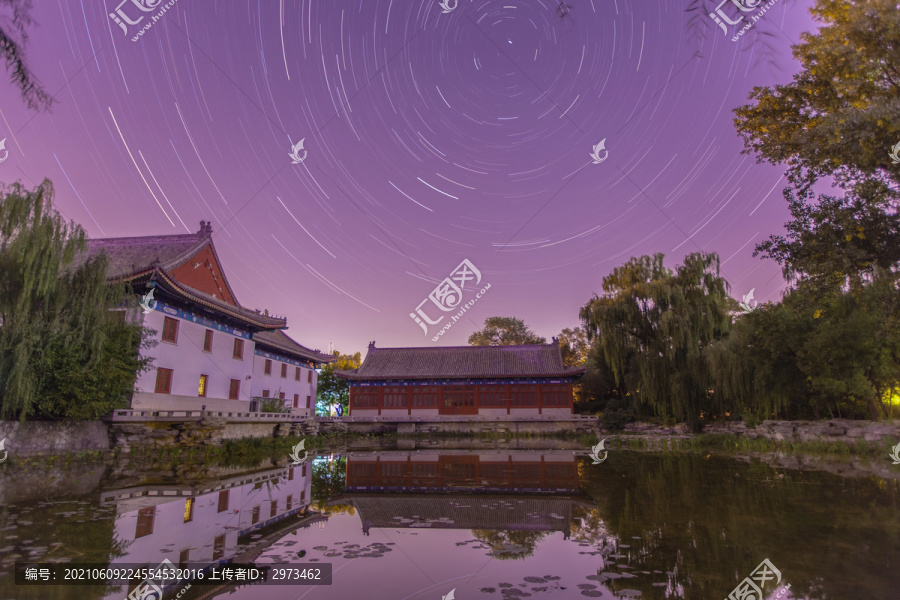 北京大学未名湖畔夜景