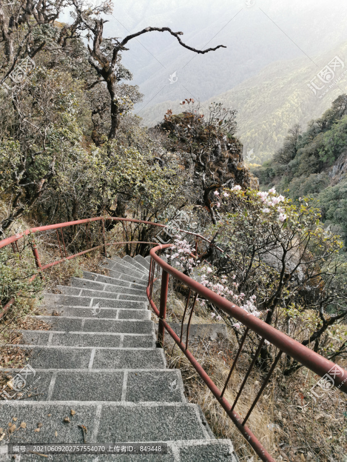 悬崖陡峭的楼梯踏步