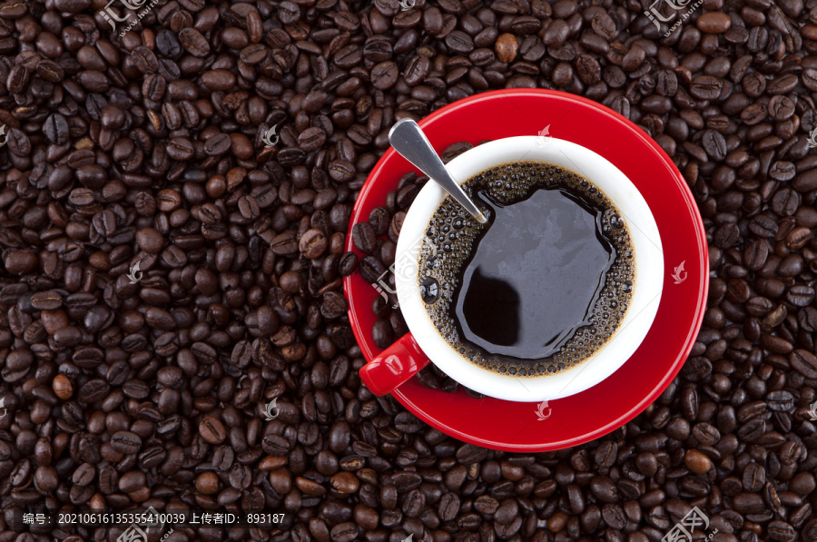 一杯咖啡和咖啡豆背景