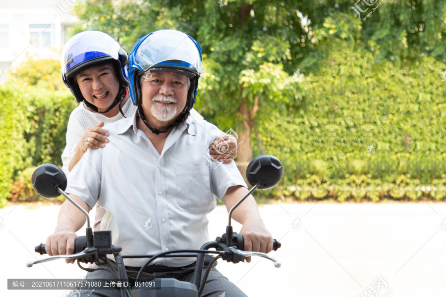 骑摩托车的老年夫妇