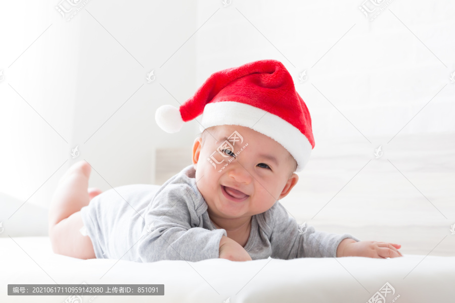 婴儿微笑和圣诞帽