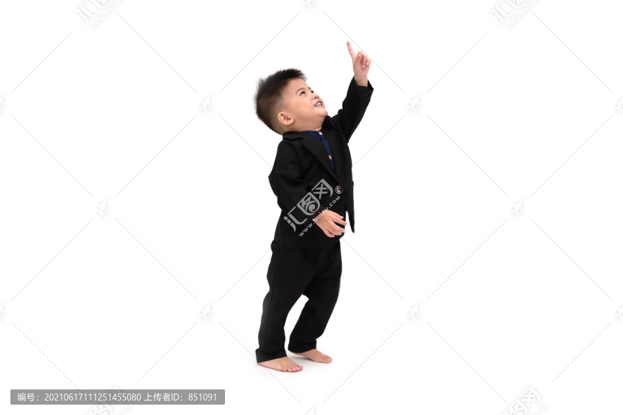 穿着黑色套装的亚洲男婴在白色背景上竖起手指