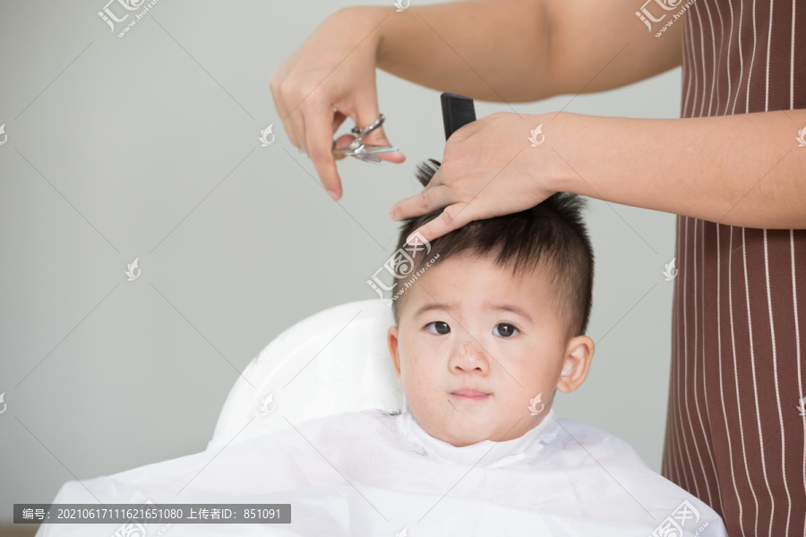 小男孩在家里被妈妈剪头发