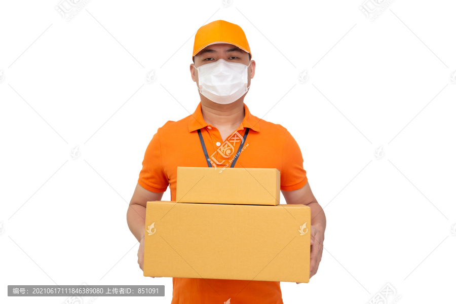 送货人持2019冠状病毒疾病预防包装盒，戴上防护罩，防止白色背景，网上购物和快速送达服务