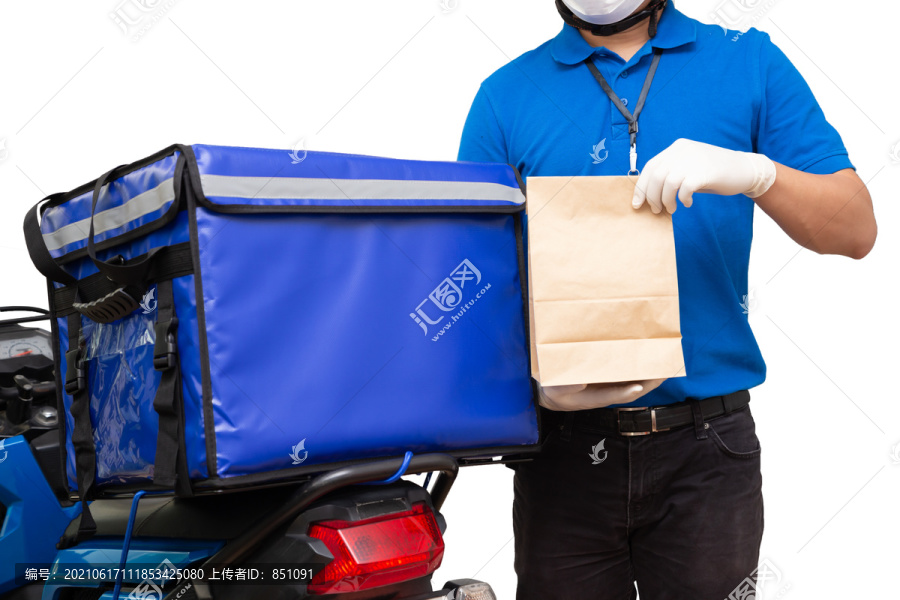 送货员穿着带送货箱的蓝色制服。白色背景上隔离的运送食品或包裹快递服务的摩托车