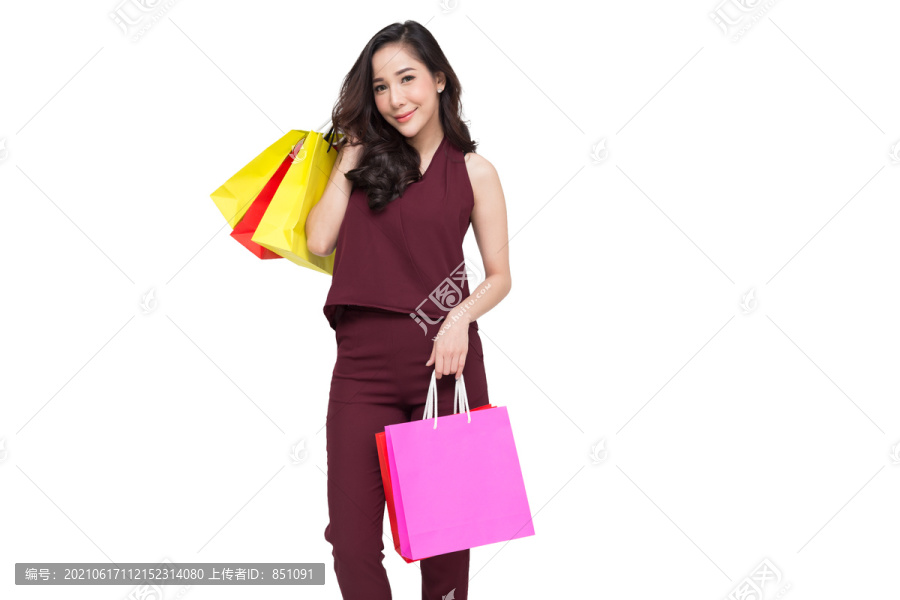 快乐的亚洲女人拿着购物袋，在白色背景下享受着购物促销带来的兴奋
