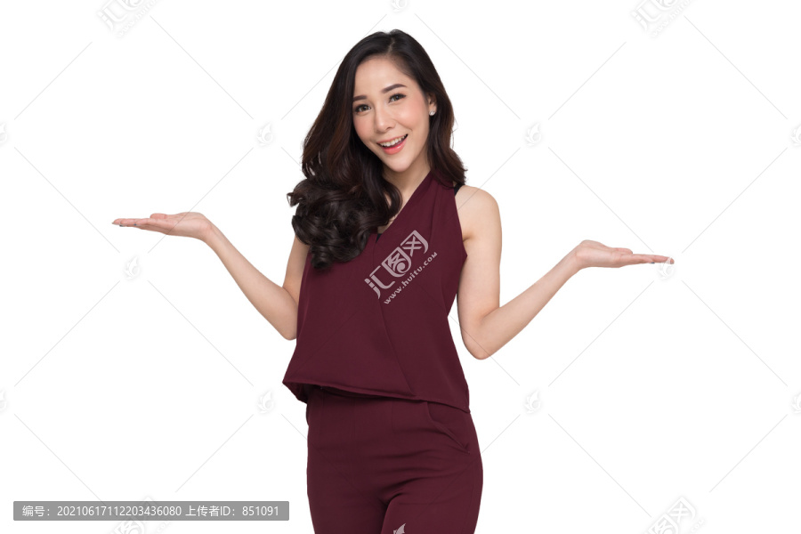 年轻优雅的亚洲女性微笑着向白色背景上孤立的空白复制空间展示，泰国模特