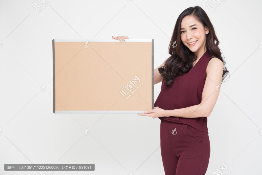 美麗的亞洲女孩拿著一張空白的文字或廣告海報，空白的廣告標簽或產品圖片