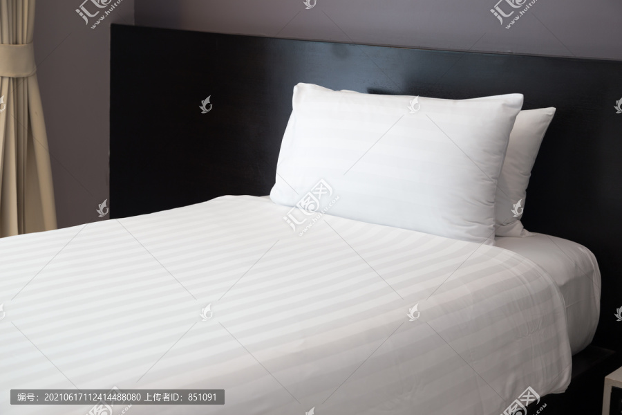 酒店房间里的一张白色单人床