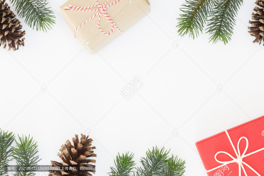 白色背景上的圣诞构图、礼品盒、松果、冷杉枝的俯视图和文本信息的复制空间