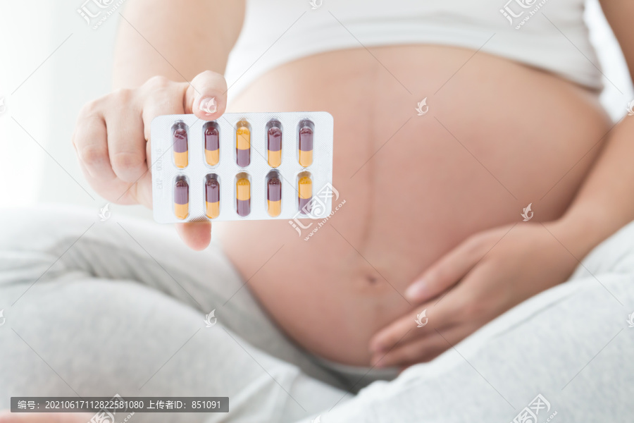 孕妇选择药物胶囊，怀孕期间服用安全药物的概念