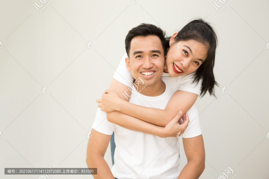 快乐亚洲情侣拥抱相爱情人节概念