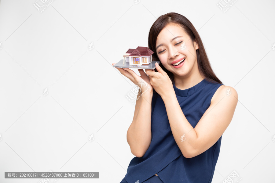 快乐亚洲女子持房型，计划接受大额贷款购房理念