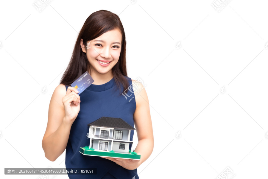 快乐的亚洲女性，持有信用卡和房屋贷款，计划接受大额贷款，用于购买豪宅