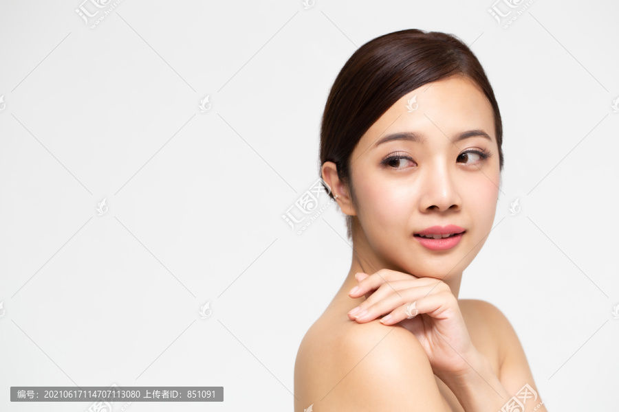 美丽的年轻亚洲女性，拥有干净清新的皮肤、面部护理、美容和spa理念
