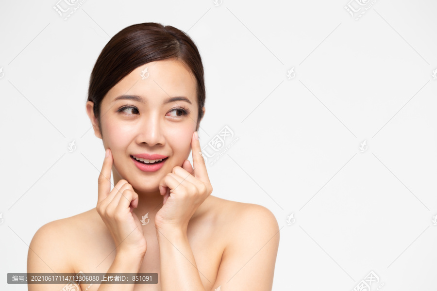 快乐美丽的亚洲女性，拥有干净清新的面部肌肤、面部护理和美容spa理念