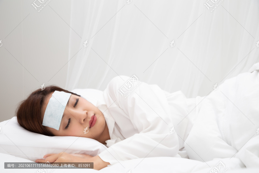 亚洲年轻女性在家睡白床时发高烧，症状包括发烧、咳嗽和喉咙痛，或因感染细菌或病毒而生病