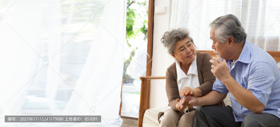 亚洲老年退休夫妇手牵手，在家一起照顾，阿尔茨海默病或患有痴呆症的概念
