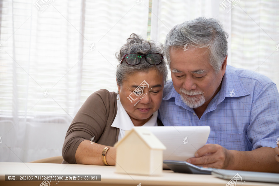 亚洲老年夫妇签订购房合同、房地产贷款和住房金融概念