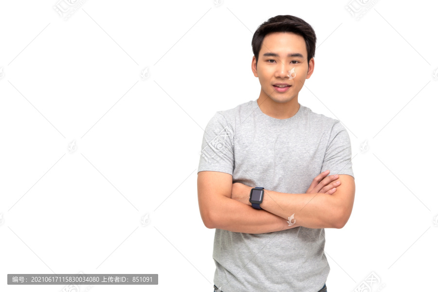 亚洲男人的肖像画，双臂交叉，微笑隔离在白色背景上