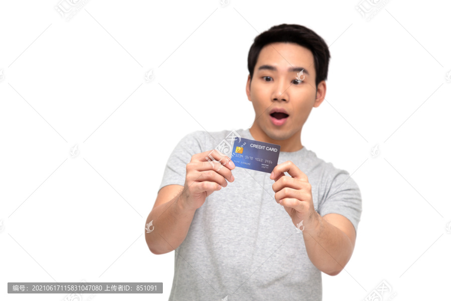 一个亚洲男人，脸上带着惊喜，手上拿着信用卡，背景是白色的
