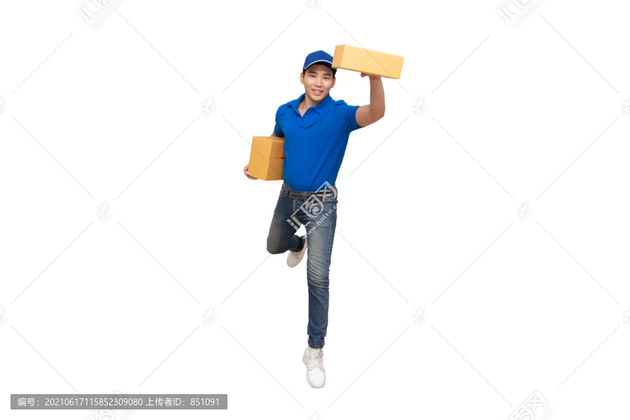 精力充沛的年轻亚洲送货员在白色背景上跳跃和拿着孤立的箱子，带包裹邮筒和快速运输概念的送货员