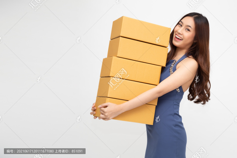快乐亚洲女子手握包裹箱、快递和发货服务理念
