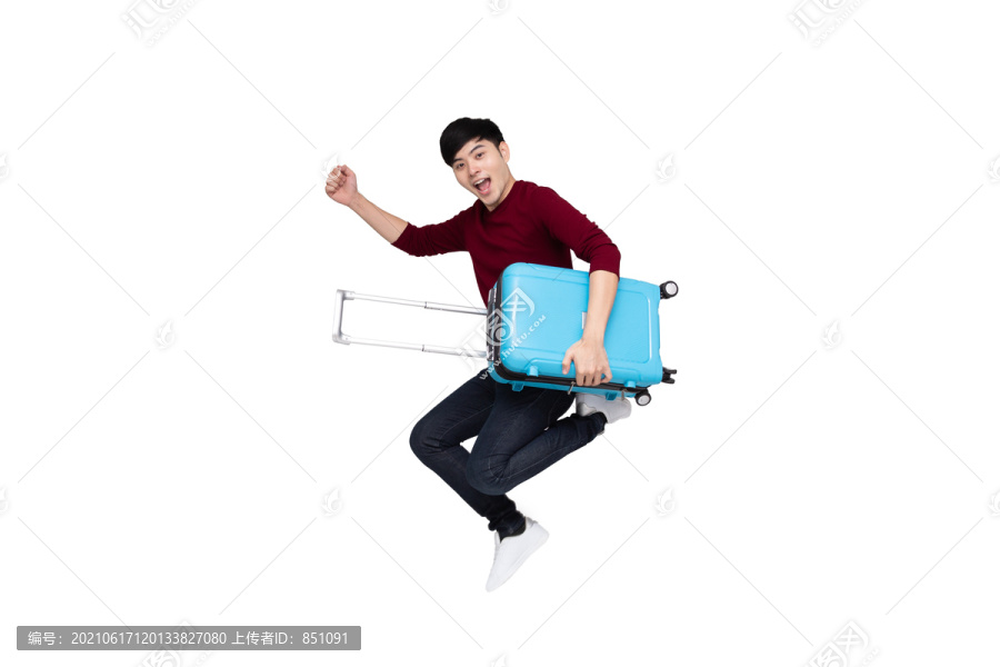 亚洲年轻男子带着白色背景上孤立的旅行包跳跃