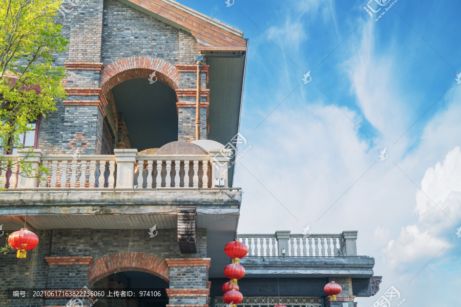 仰拍武汉汉口里古建筑的局部细节