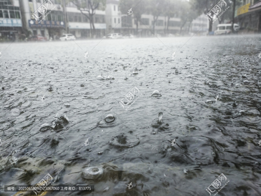 暴雨路面