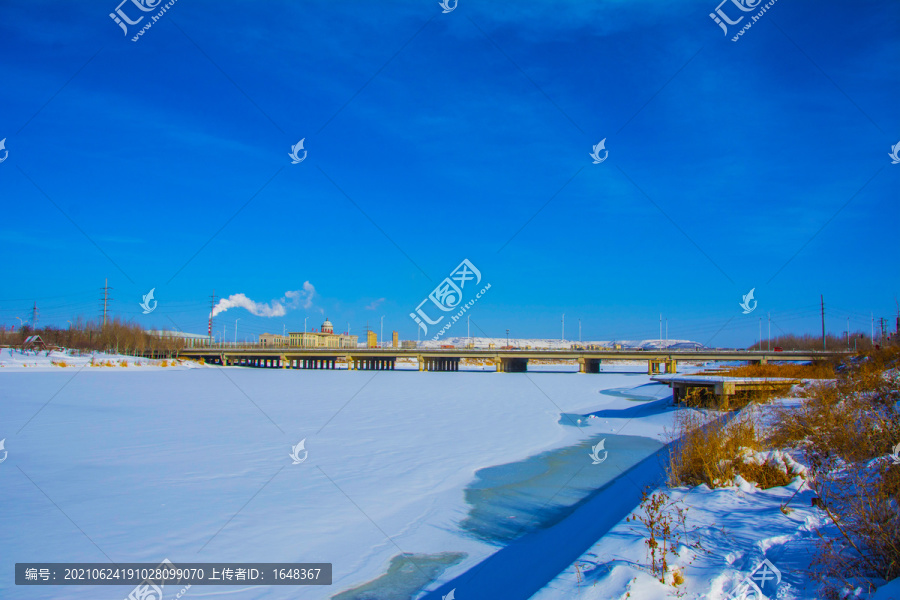 鞍山万水河公路桥与河上雪地