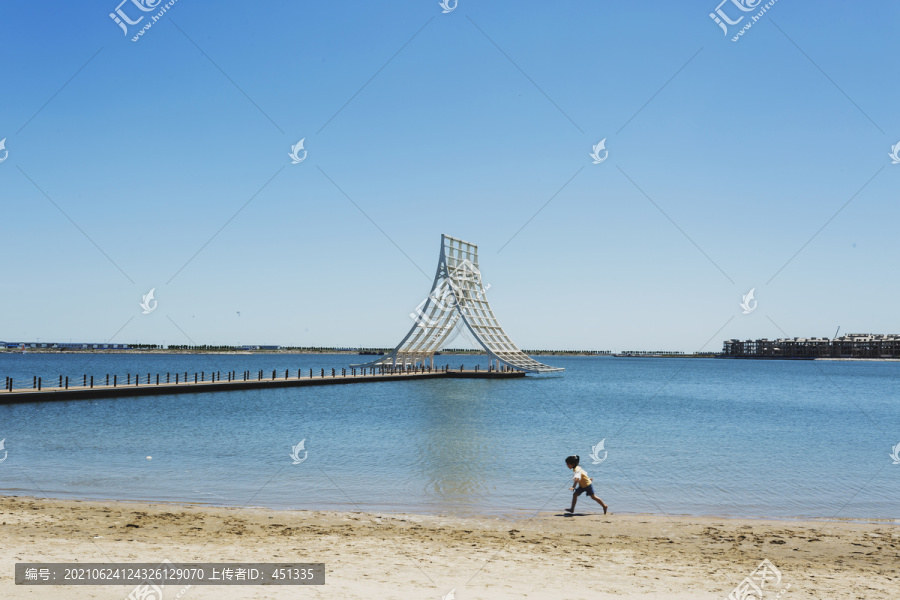 海边奔跑的小孩