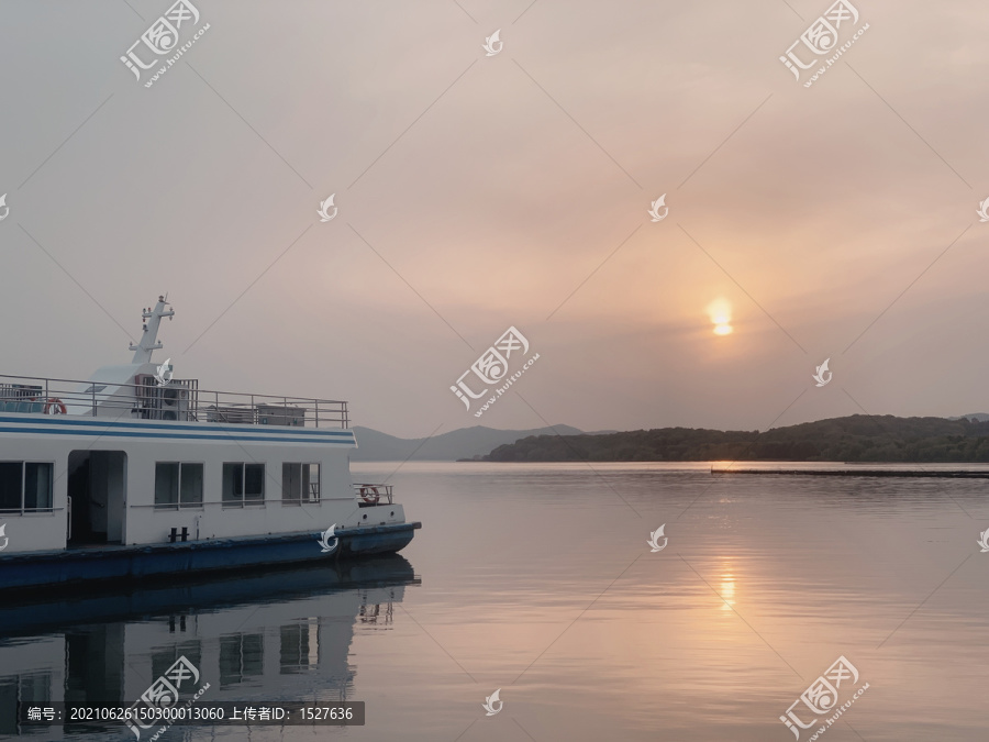 夕阳下的游轮