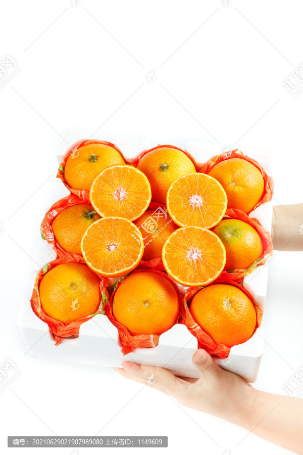 手上端着一箱爱媛果冻橙
