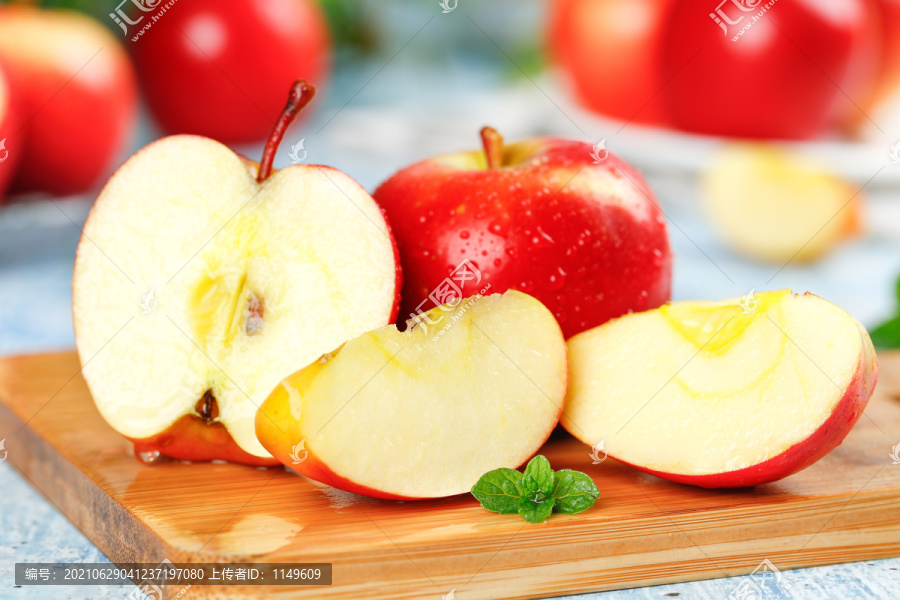 木板上的火箭苹果和切面的小苹果