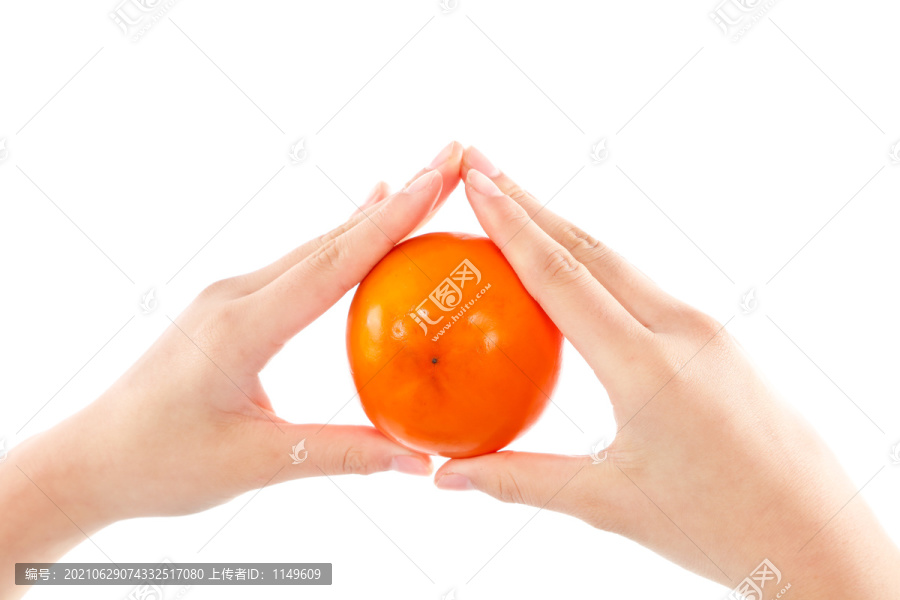 手里拿着柿子