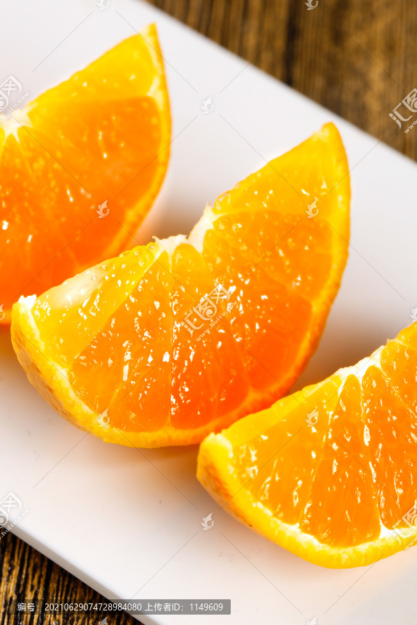 盘子里装着蜜橘