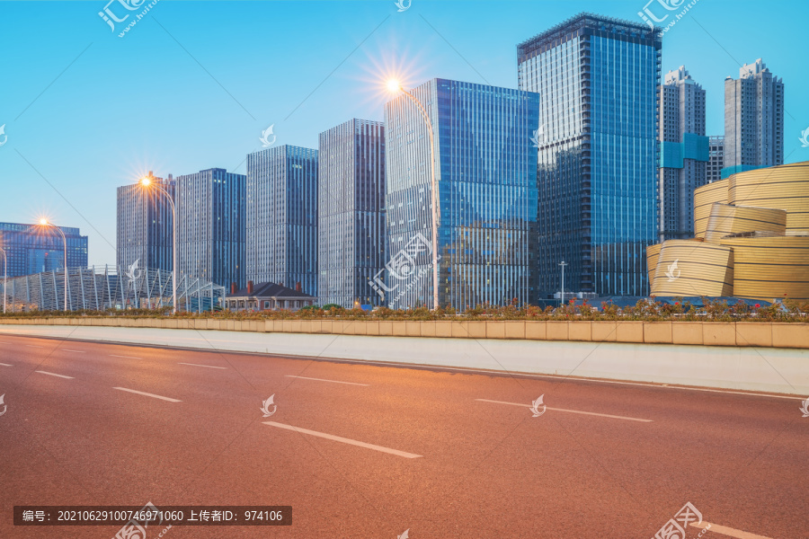 武汉城市建筑天际线和柏油马路