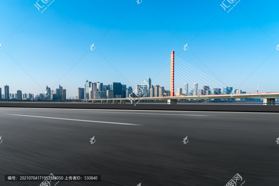 高速公路天际线和现代建筑