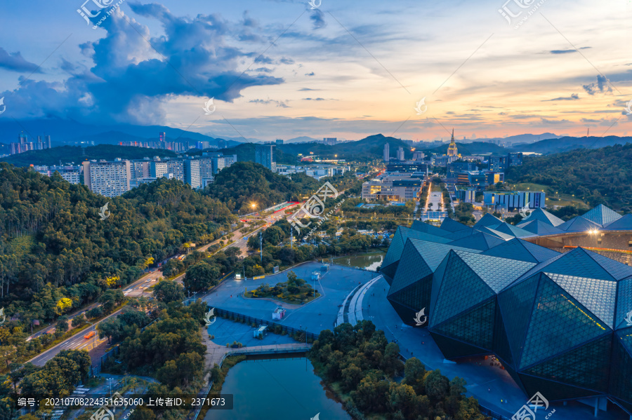 广东省深圳市龙岗区大运中心黄昏