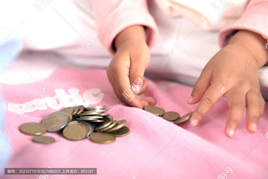 一双小手正在摆弄欧元硬币
