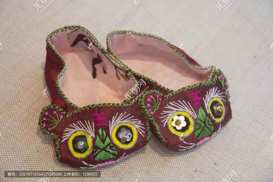 古代绣花鞋