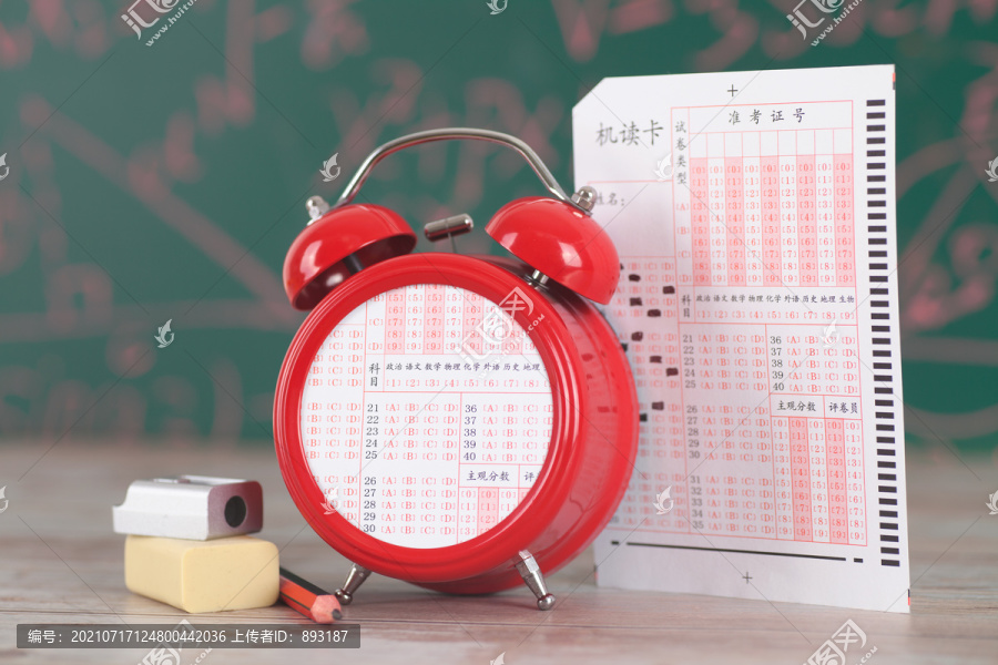 黑板前抽象化的闹钟和考试答题卡