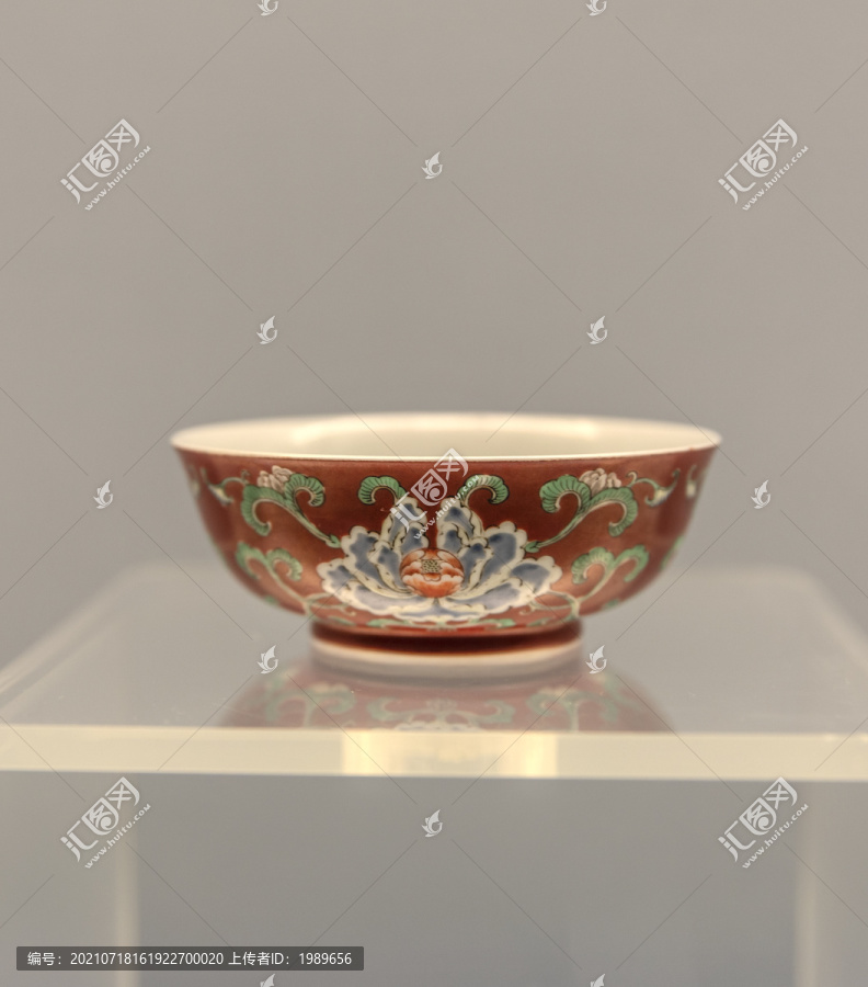 景德镇窑珊瑚红地粉彩牡丹纹碗