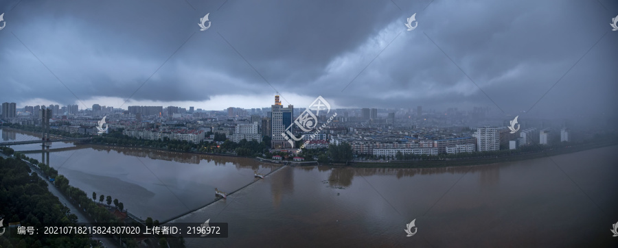 狂风暴雨中的城市全景图