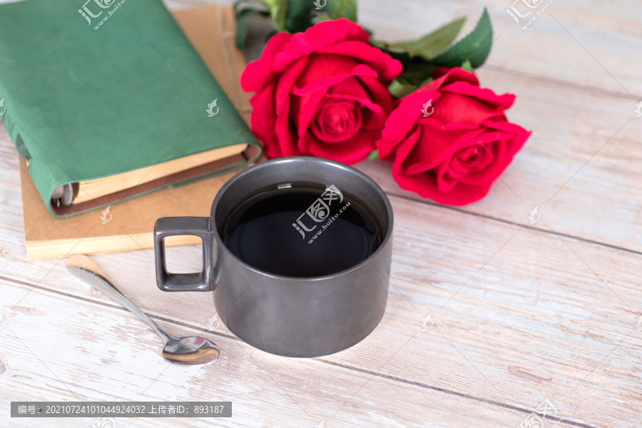 暖胃红茶和桌上的玫瑰花及书籍