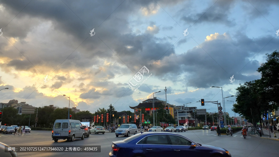 台风烟花来临前的天空