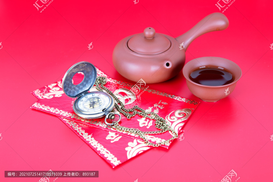 休闲喝茶和旁边的红包及怀表