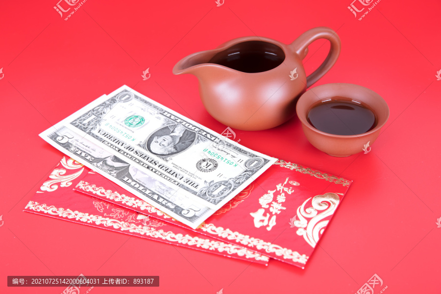 茶具及旁边的红包和美金钞票